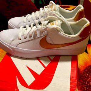 Rare Nike Women’s Court Royale 2 Low Sneakers With Gold Swoosh 8.5